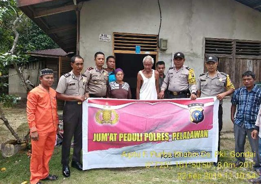 Jumat Peduli, Polsek Langgam Santuni Warga Kurang Mampu di desa Gondai